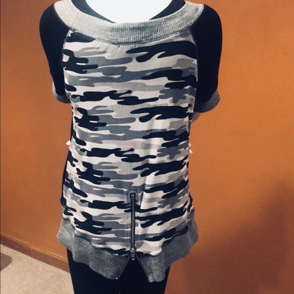 Jude Collection Colorblock Camo/Solid Top-Medium - Picture 3 of 7